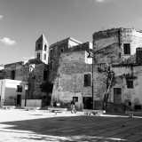 Il singolare laboratorio di Antonio si trova nel centro storico del piccolo comune barese, in piazza Giulio Binetti, all'ombra del campanile della trecentesca chiesa di Santa Maria Assunta